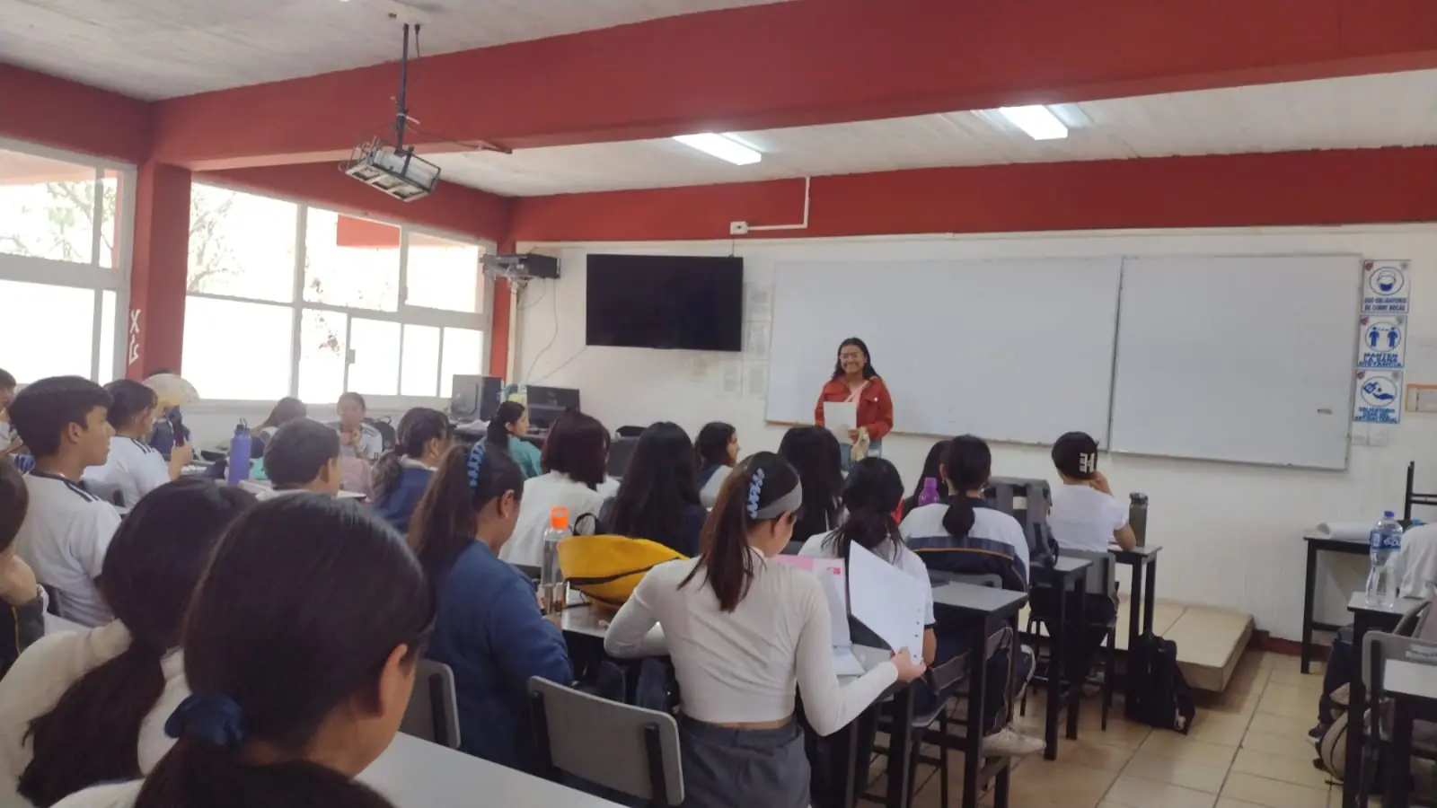 Ximena Pastor dando una charla frente a un grupo de estudiantes