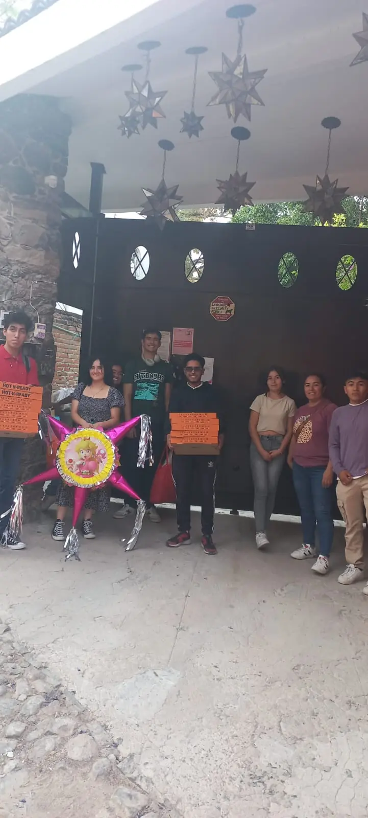Ximena Pastor con voluntarios en una actividad comunitaria
