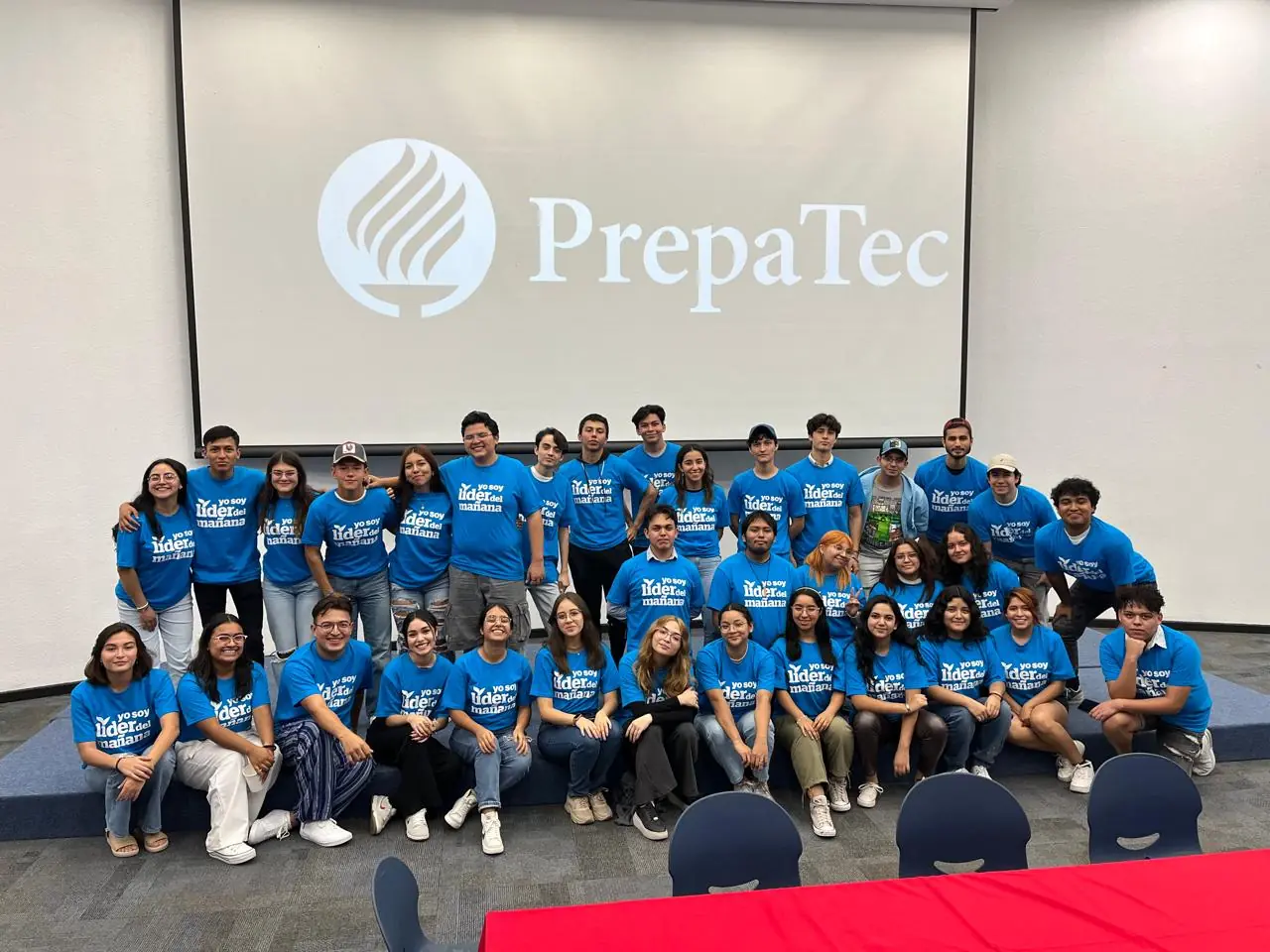 Ximena Pastor con un grupo de jóvenes en PrepaTec