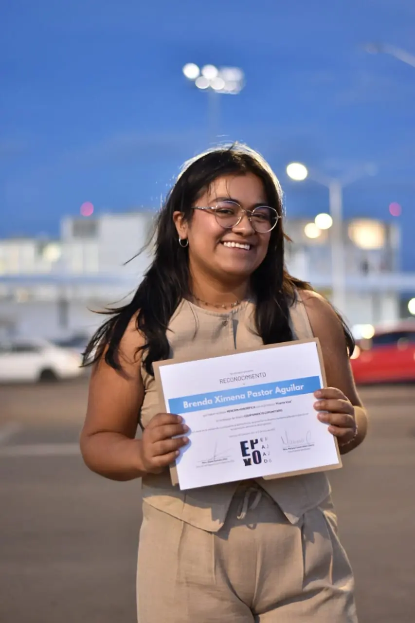 Ximena Pastor con su reconocimiento