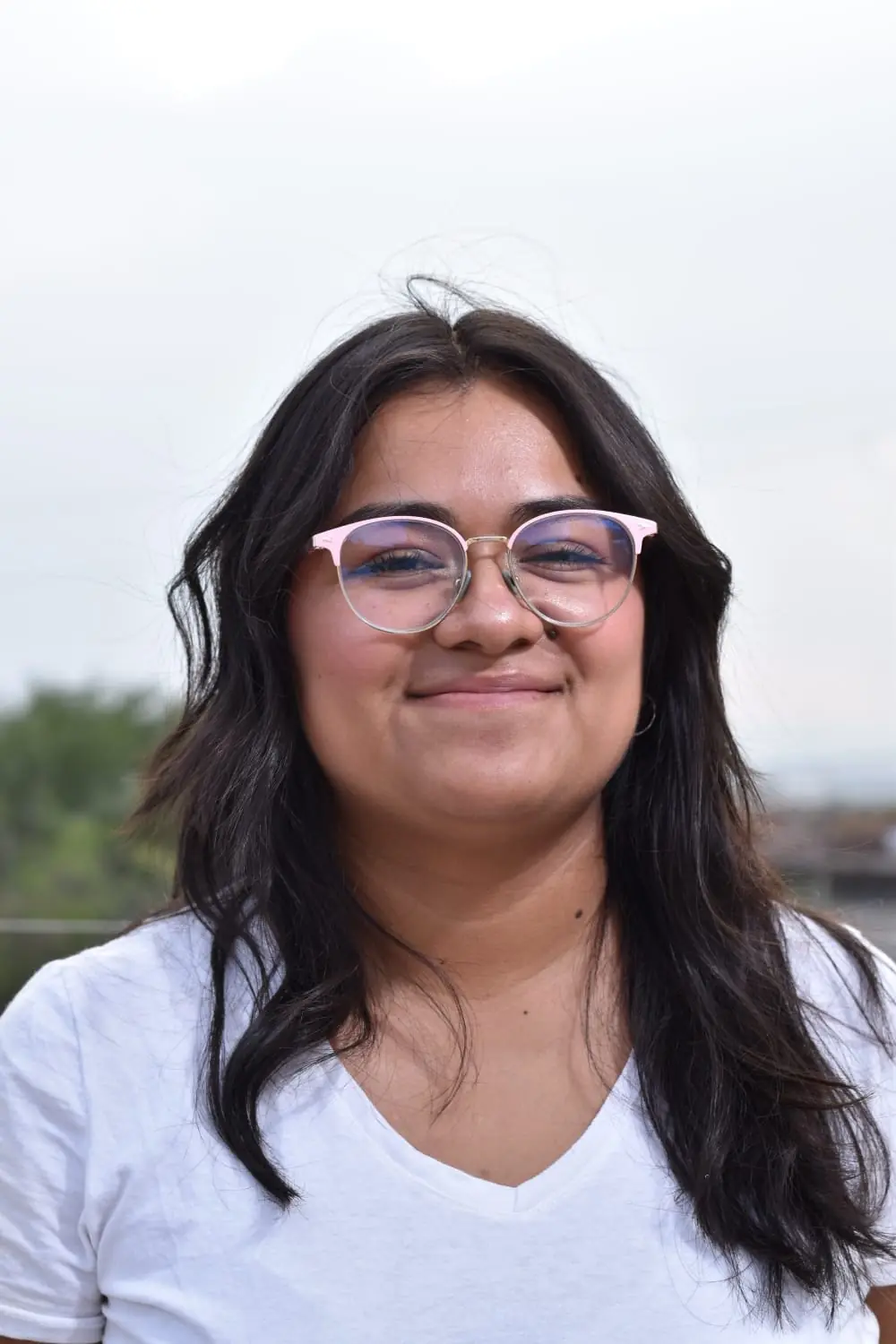Ximena Pastor sonriendo, retrato al aire libre