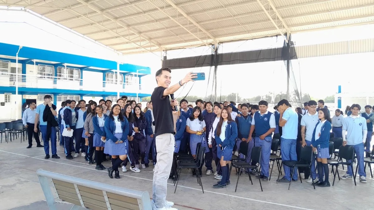 Brandon Oleynick en una conferencia con estudiantes de bachillerato
