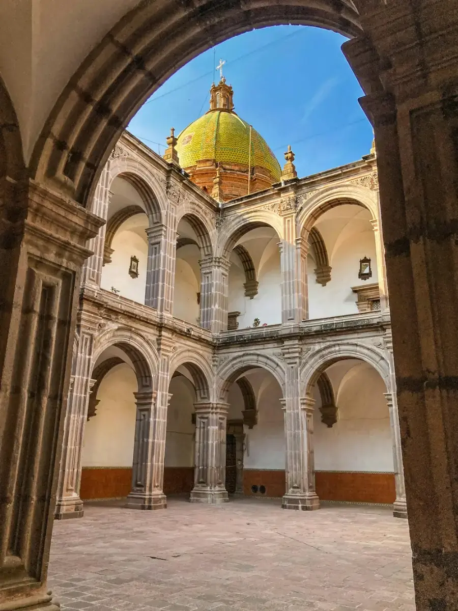 Los arcos del Templo del Carmen con su cúpula amarilla