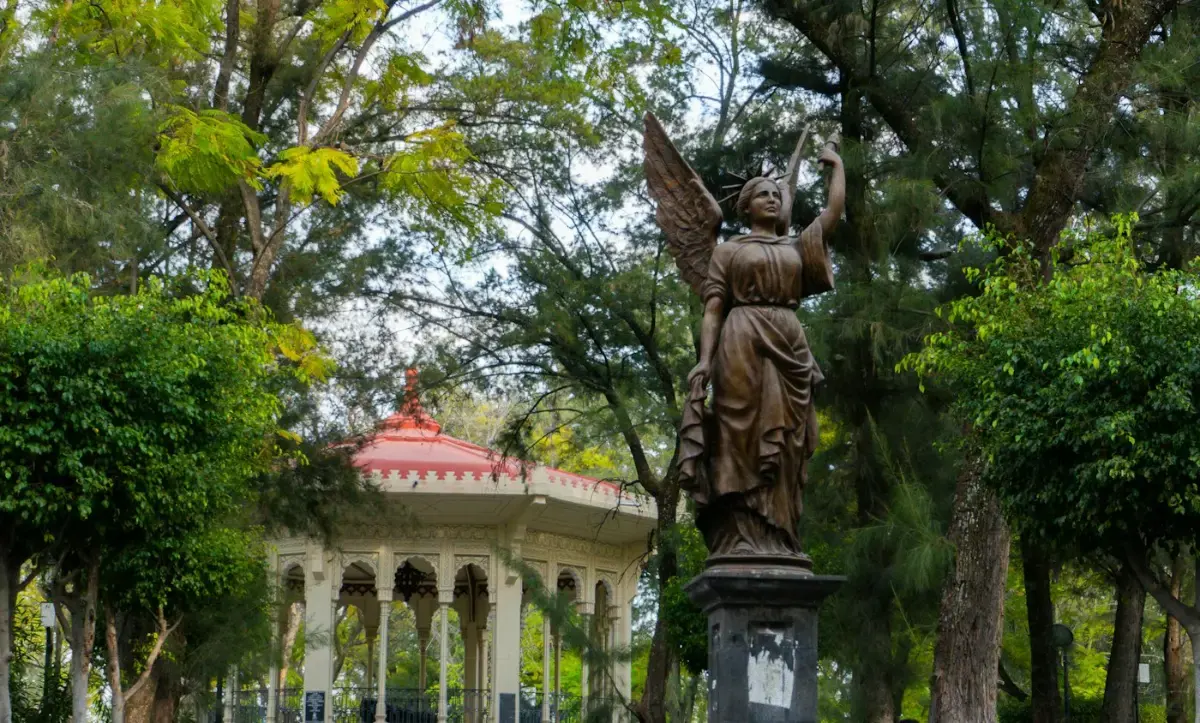 Escultura de un ángel junto al kiosco del jardín