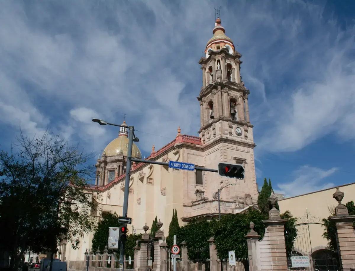 Templo de cantera con su campanario en el centro de Celaya