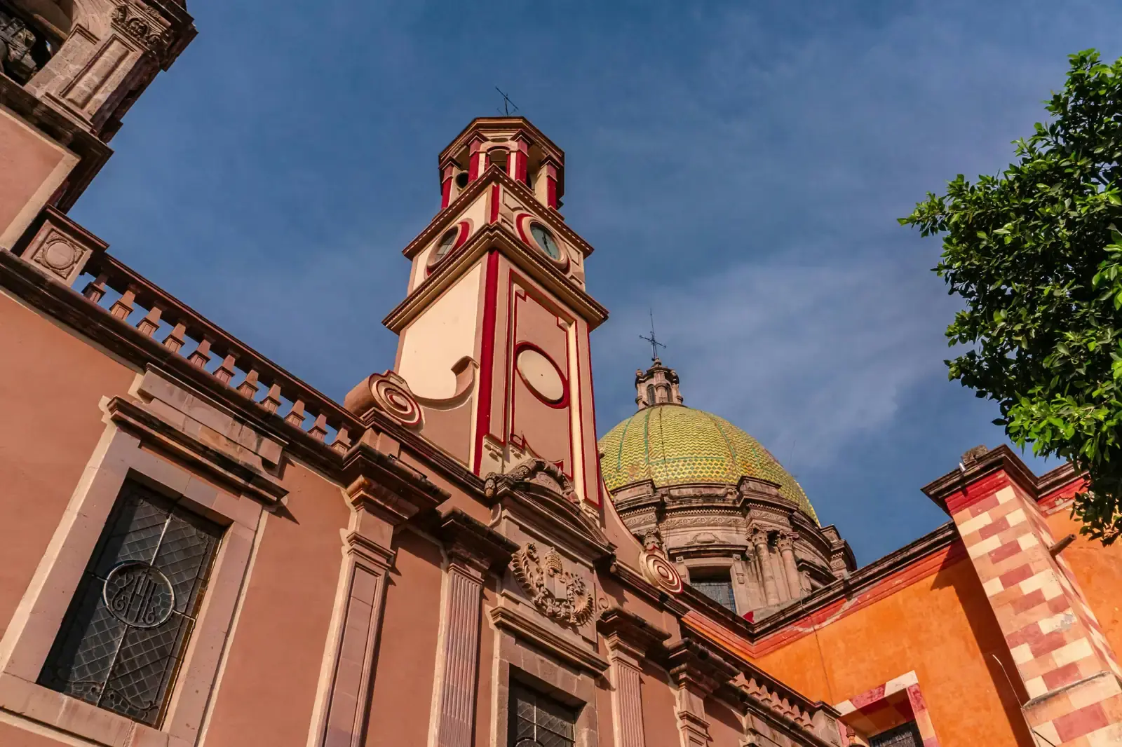 La torre y la cúpula del Templo del Carmen en Celaya bajo un cielo azul